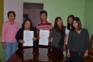 DSWD FO 02 Reg. Dir. Remia T. Tapispisan (2nd from left) and FPOP, Inc. Chapter Program Manager, Mr. Democrito Galindo, Jr. (3rd from left) presenting the signed Memorandum of Agreement together with the technical staff of DSWD FO 02 and FPOP, Inc.