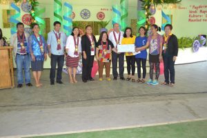 Dir. Tapispisan presents the ceremonial check to SLP program Participants in Sta. Fe, Nueva VIzcaya for livelihood skills training program of DSWD. With her is Mayor Liwayway Curamat (center, in black blazer and pants) and other LGU officials.