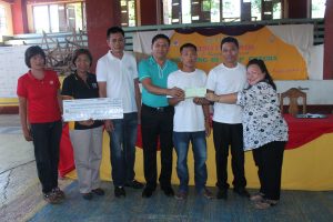 Dir. Tapispisan (right) awards the check for CSAP project to mayor Direjie of Dinapigue, Isabela. Joining them in this photo are DSWD FO 02 staff and LGU officials of the said municipality.